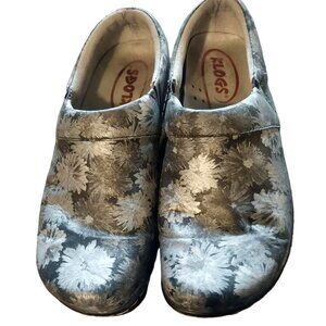Klogs Womens Slip-On Shoes Size 8.5 M Floral Pattern Non-Slip Gray & White Leath